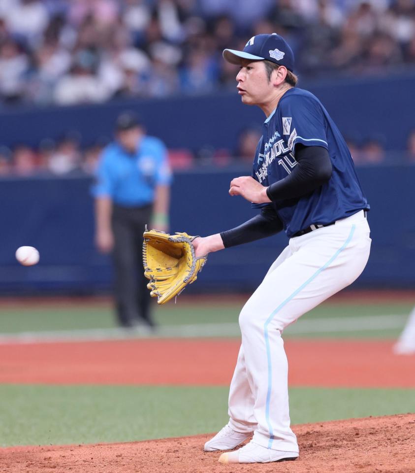 　７回、頓宮の打球にグラブを出す加藤貴（撮影・立川洋一郎）