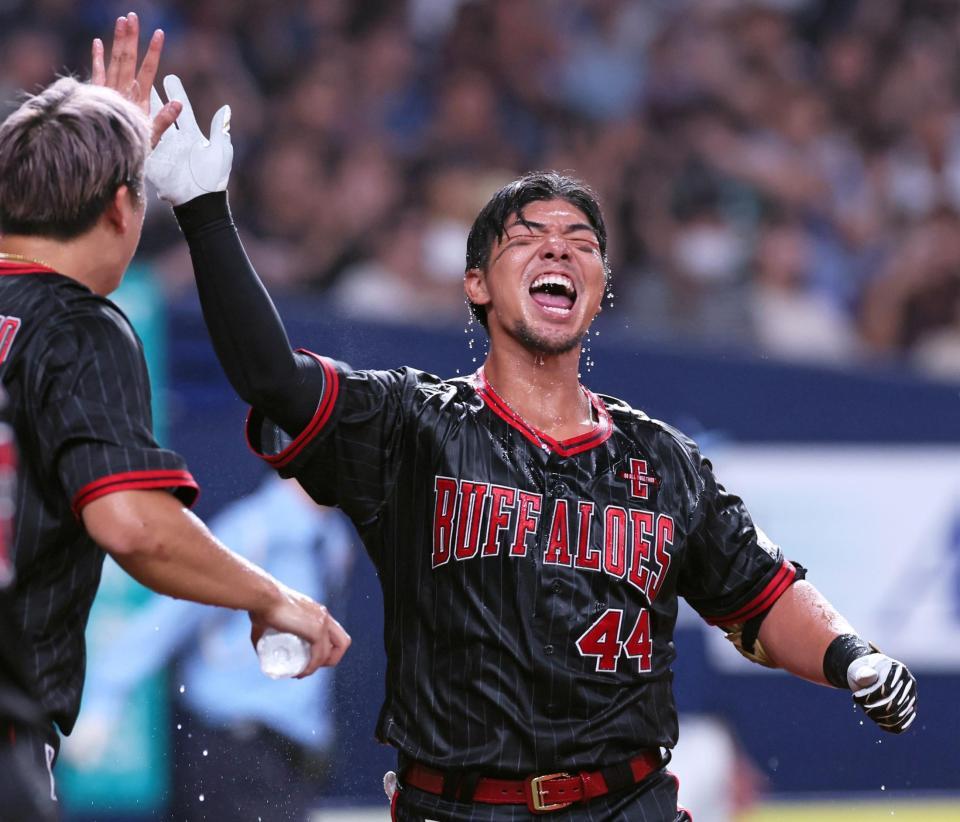 　９回、逆転サヨナラ３ランを放ち、ナインから手荒い祝福を受け雄たけびを上げる頓宮（撮影・立川洋一郎）