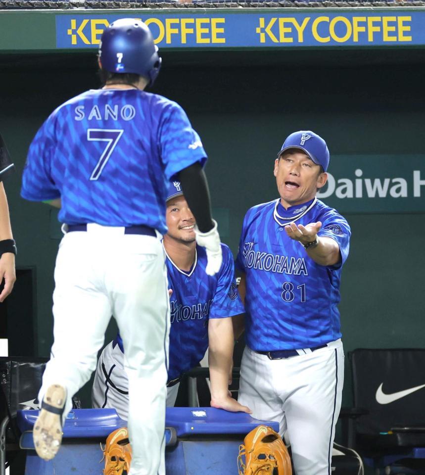 　５回、山本の勝ち越し打で生還した佐野（左）を迎える三浦監督（撮影・西岡正）