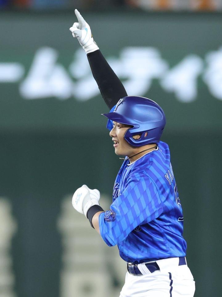 　５回、勝ち越し打を放ち、ベンチへ向かって手を上げる山本（撮影・西岡正）