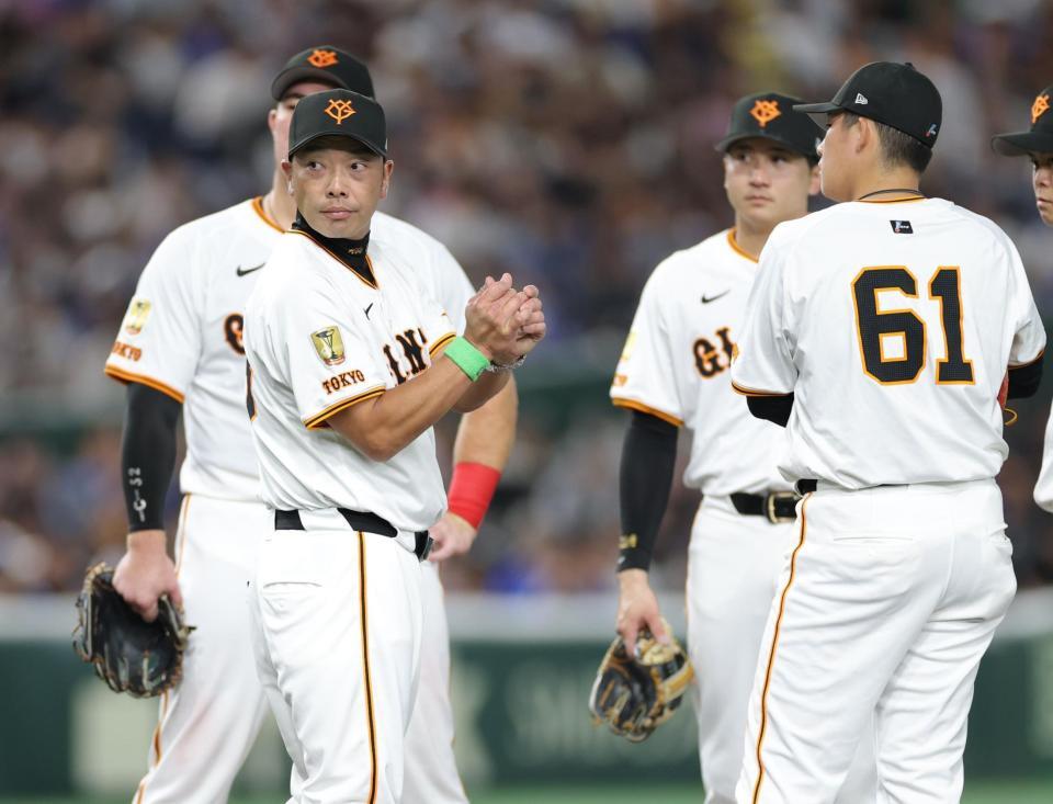 　５回、投手交代を告げ、マウンドで森田を待つ阿部監督（撮影・西岡正）