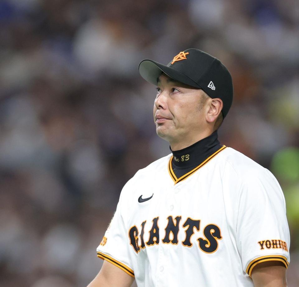 　５回、投手交代を終え、ベンチへ戻る阿部監督（撮影・西岡正）