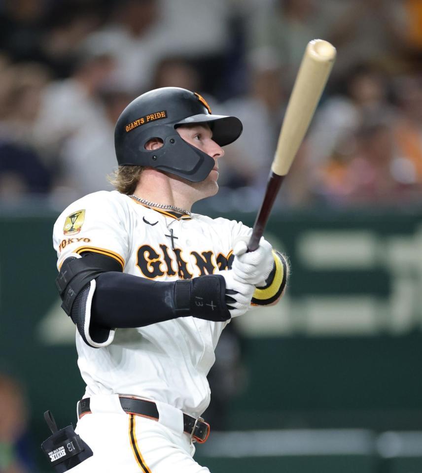 　２回、中越え二塁打を放つキャベッジ（撮影・西岡正）