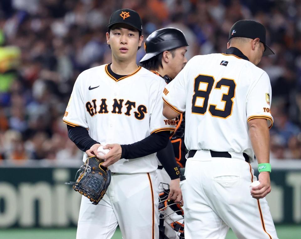 　５回表途中で降板する山崎（左）。右は阿部監督