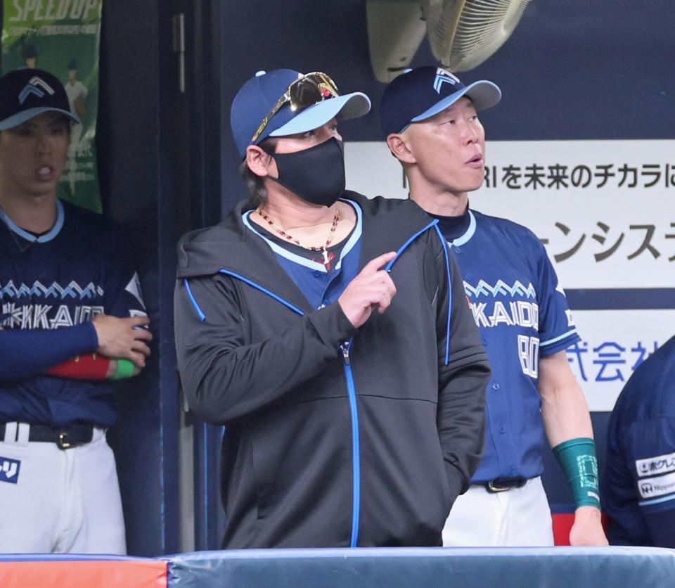 　スコアボードを指さし確認する新庄監督（撮影・立川洋一郎）