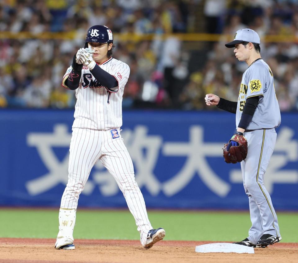 　３回、左翼線に二塁打を放ち喜ぶ長岡（撮影・佐々木彰尚）