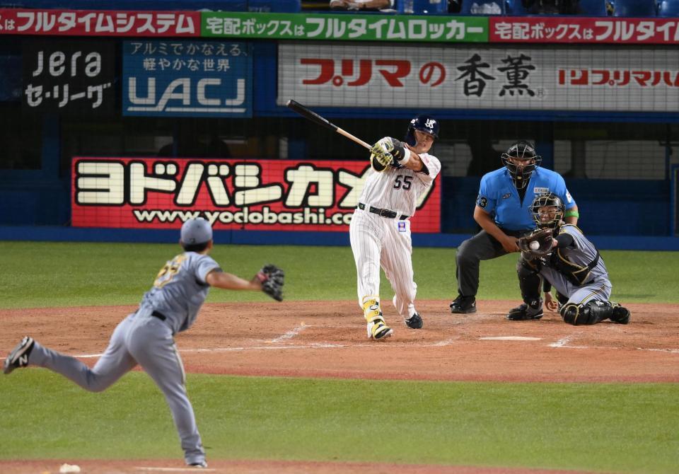 　４回、空振り三振に倒れた村上（投手・伊藤将）＝撮影・堀内翔