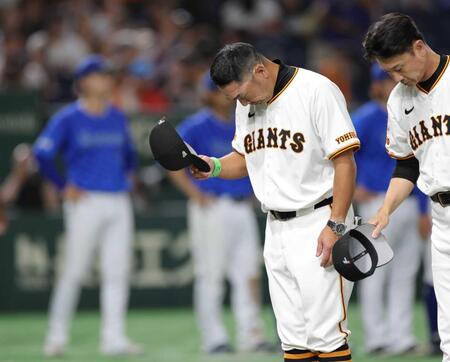 　ＤｅＮＡに逆転負けし、スタンドに一礼する阿部監督