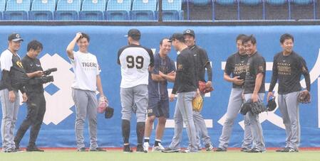 【写真】ヤクルト・青柳　やっぱり“雨柳”さん　古巣・阪神ナインと再会　悪天候イジられタジタジ