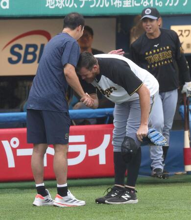 　青柳にあいさつをするビーズリー（撮影・佐々木彰尚）