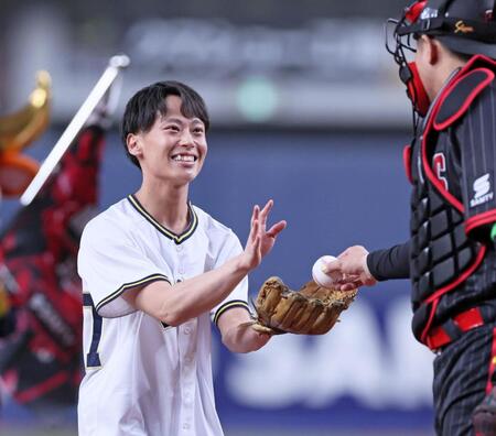 　始球式を終えて笑顔を見せる石本裕武（撮影・立川洋一郎）