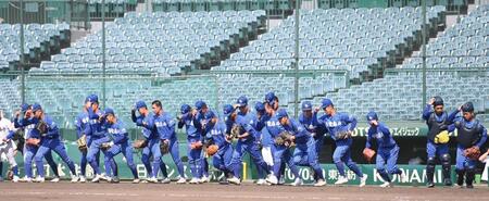 　練習に向け駆け出す青藍泰斗ナイン（撮影・西田忠信）