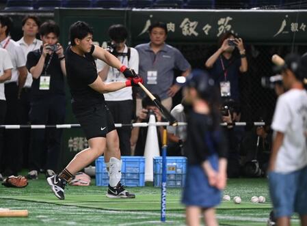 　試合前の練習に現れティー打撃を行う岡本（撮影・開出牧）