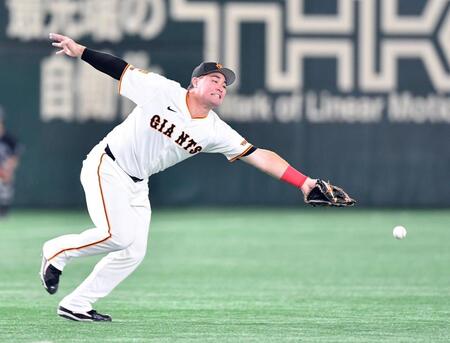 　１回、桑原の左前打にクラブを出すリチャード（撮影・開出牧）