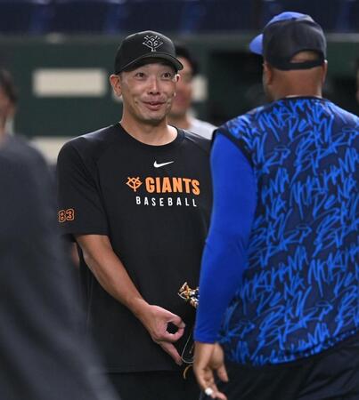 　試合前、ビシエド（右）と談笑する阿部監督（撮影・開出牧）