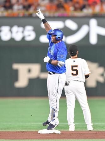 　１回、左越え適時二塁打を放ちジャンプしてポーズを決めるビシエド（撮影・開出牧）