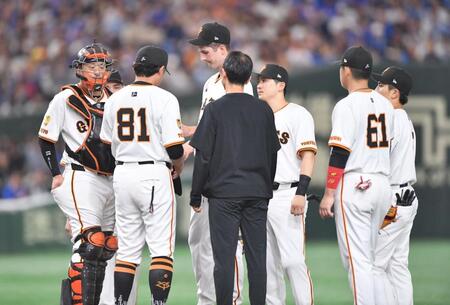 　１回、蝦名に死球を当てピンチを迎えるグリフィン（中央）＝撮影・開出牧