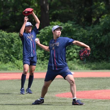 　キャッチボールをする青柳。左は奥川（撮影・堀内翔）