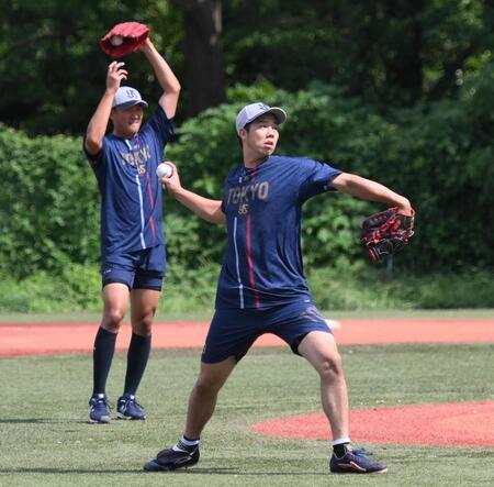 　調整する青柳。左は奥川（撮影・堀内翔）