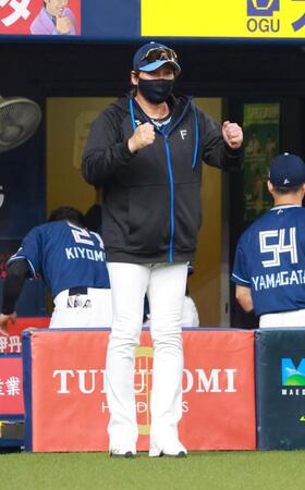 　８回、代走を告げる新庄監督（撮影・石湯恒介）