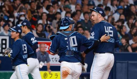 　５回、西野を併殺に打ち取ったバーヘイゲン（右）＝撮影・石湯恒介