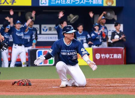 　４回、野村のタイムリーで生還する郡司（撮影・石湯恒介）