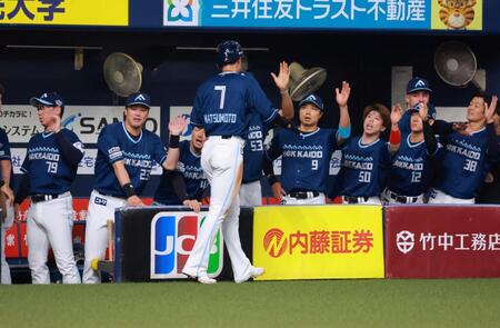 　先制のホームを踏んだ松本剛を迎える日本ハムベンチ（撮影・石湯恒介）