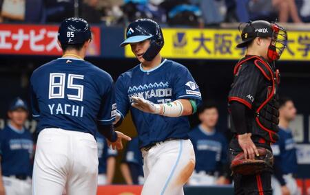 　６回、左越えソロを放った郡司（中央）＝撮影・石湯恒介