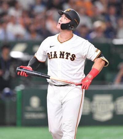 　８回、空振り三振に倒れたリチャード（撮影・開出牧）