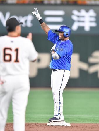 　７回、右越え二塁打を放ちポーズを決めるビシエド（撮影・開出牧）