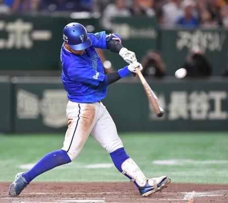 　４回、右越え適時二塁打を放つ桑原（撮影・開出牧）