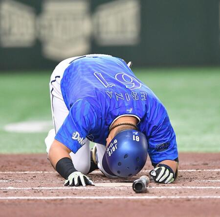 　１回、死球を受け痛みに耐える蝦名（撮影・開出牧）