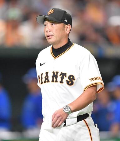 　メンバー表の交換を行った阿部監督（撮影・開出牧）