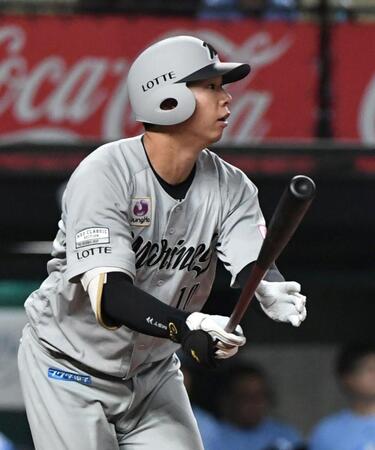 　４回、上田は右中間にプロ１号となる逆転２ランを放つ（撮影・佐藤厚）