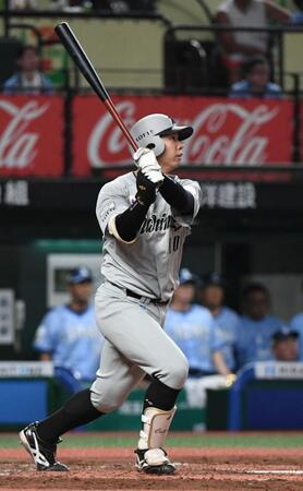 　４回、上田は右中間にプロ１号となる逆転２ランを放つ（撮影・佐藤厚）