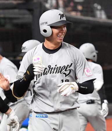 　４回、上田は右中間にプロ１号となる逆転２ランを放ち、笑顔でベンチに戻る（撮影・佐藤厚）