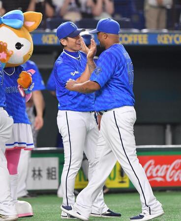 　３連勝しビシエド（右）とタッチを交わす三浦監督（撮影・開出牧）