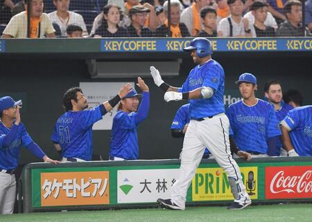 　７回、右越え二塁打を放ちナインとタッチを交わすビシエド（右手前）＝撮影・開出牧