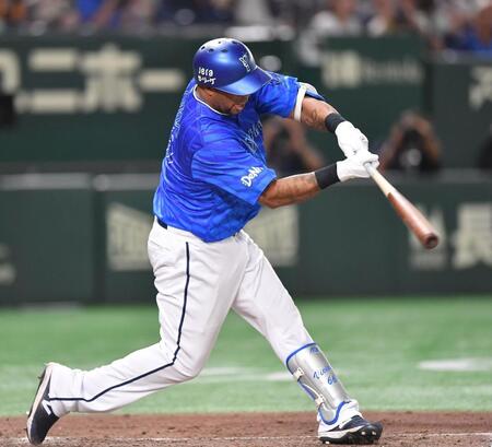 　７回、右越え二塁打を放つビシエド（撮影・開出牧）