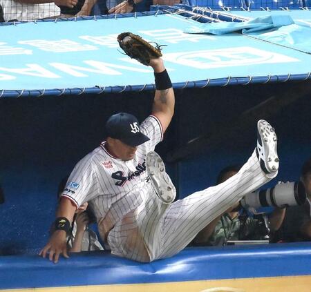 　４回、大山の打球を好捕するヤクルトのオスナ（撮影・堀内翔）