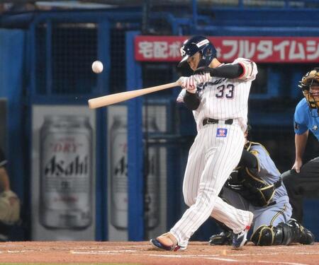 　４回、左越えソロを放つ内山（撮影・伊藤笙子）