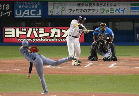 　６回、空振り三振に倒れた村上（投手・才木）＝撮影・堀内翔