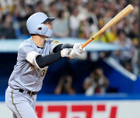 　４回阪神１死、小幡が中越えに本塁打を放つ＝神宮