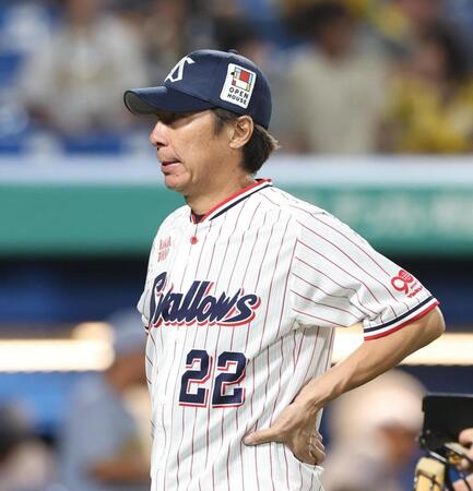 　８回、選手交代を告げた高津監督（撮影・佐々木彰尚）