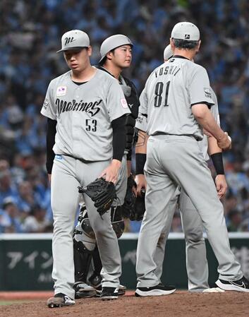 　７回、吉井監督（右）から交代を告げられ、マウンドを降りる木村（左）＝撮影・佐藤厚