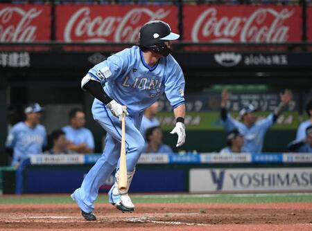 　７回、西川は左前に勝ち越し適時打を放つ（撮影・佐藤厚）