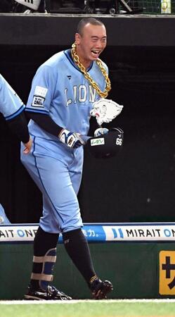 　１０回、村田は左越えにプロ初本塁打を放ち、笑顔を見せる（撮影・佐藤厚）