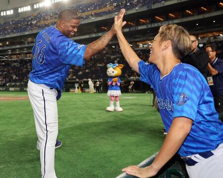 　ヒーローインタビューを終え、ベンチで待っていた京田（右）とタッチを交わすＤｅＮＡのビシエド