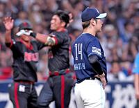 　頓宮に逆転サヨナラ３ランを浴び、ぼうぜんとスタンドを見つめる加藤貴（右）＝撮影・立川洋一郎