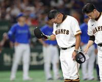 　ＤｅＮＡに逆転負けし、スタンドに一礼する阿部監督